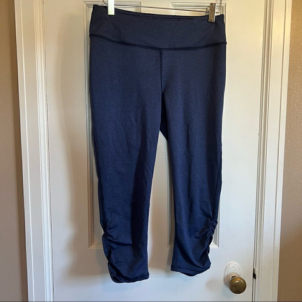 GAIAM Capri Navy leggings  
